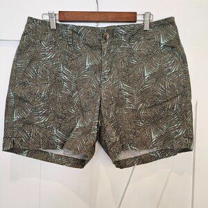 Lee mid-rise fit 1889 shorts; Green tropical palm pattern, Size 12 Medium